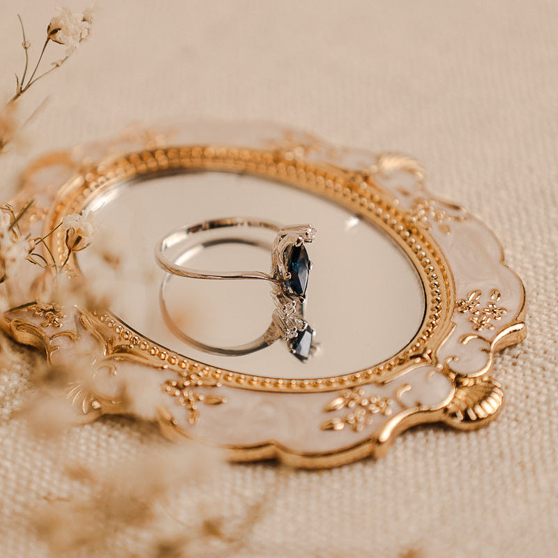 Anel em Ouro Branco de 19kl com Safira e Diamantes (T11)
