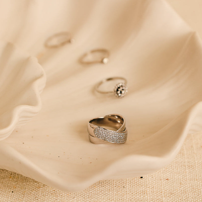 Anel em Ouro Branco de 19kl com Diamantes (T16)
