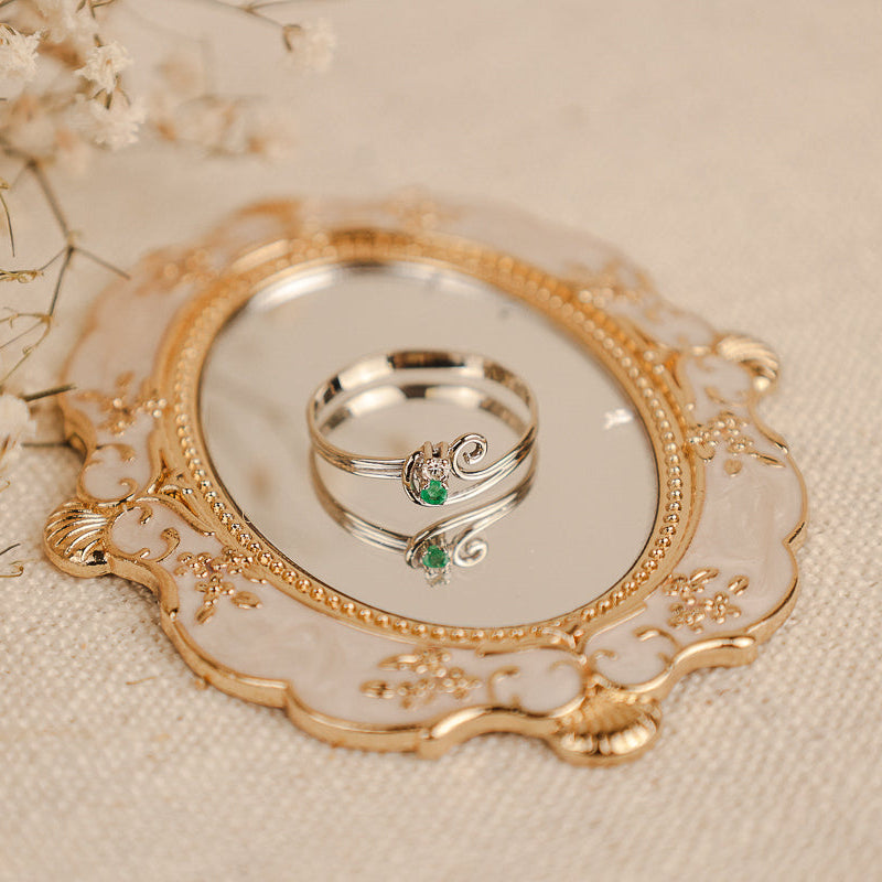 Anel em Ouro Branco 19kl com Esmeralda e Zircónia (T15)