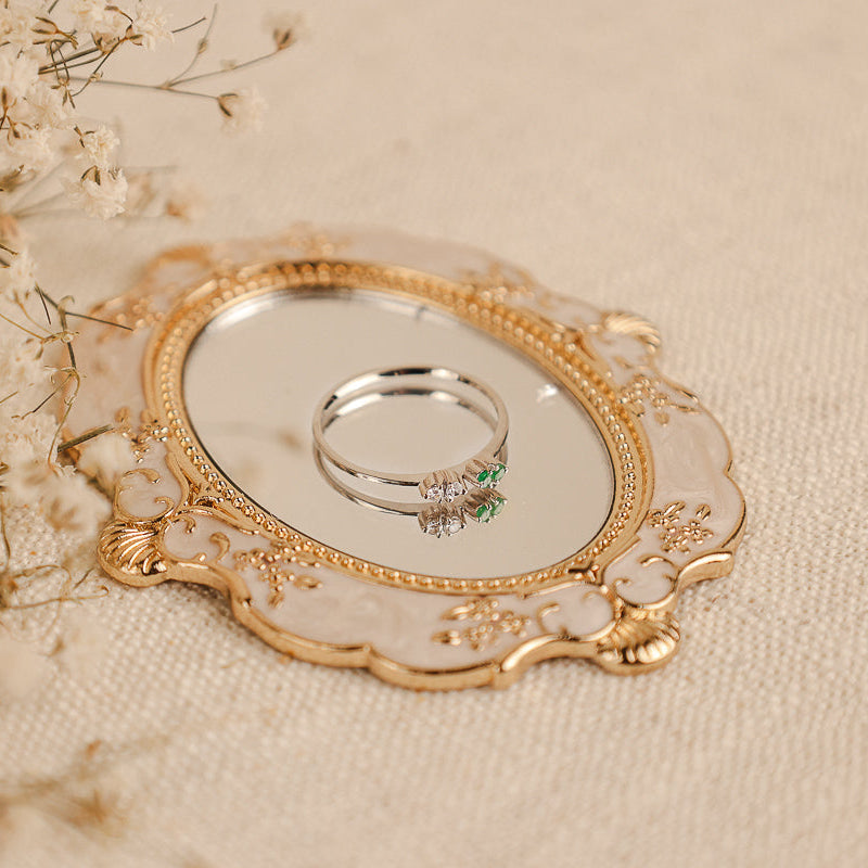 Anel em Ouro Branco de 19kl com Diamantes e Esmeraldas (T13)