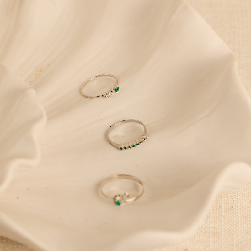 Anel em Ouro Branco de 19kl com Diamantes e Esmeraldas (T13)