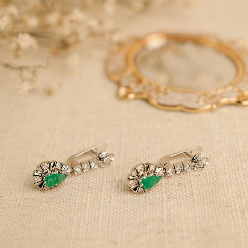 Brincos em Ouro Branco de 19kl com Esmeraldas e Diamantes