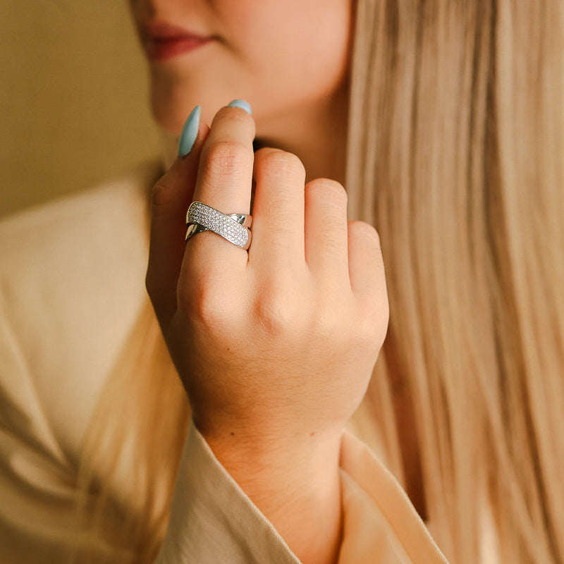 Anel em Ouro Branco de 19kl com Diamantes (T16)