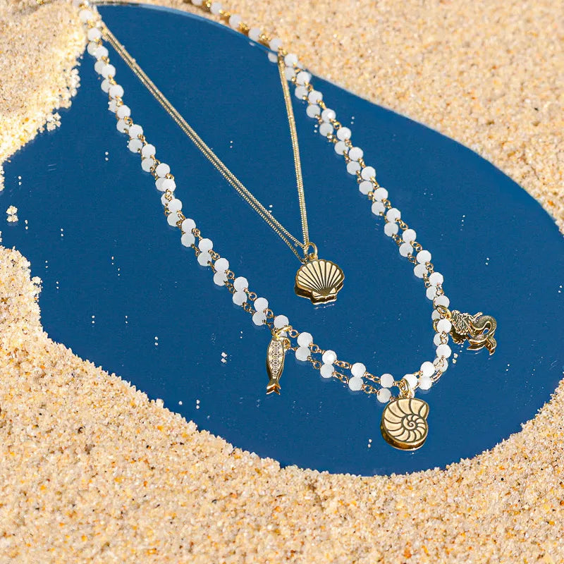 Colar Sunset em Prata Dourada com Contas Brancas