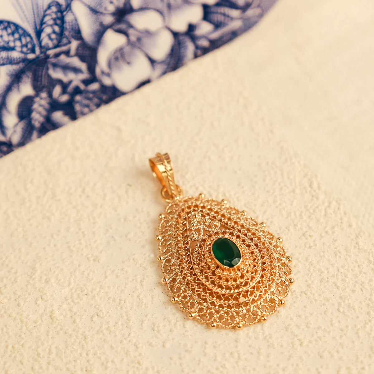 Medalhão Filigrana em Ouro 19kl com Pedra Verde (3.4cm)