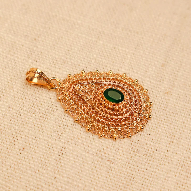 Medalhão Filigrana em Ouro 19kl com Pedra Verde (3.4cm)