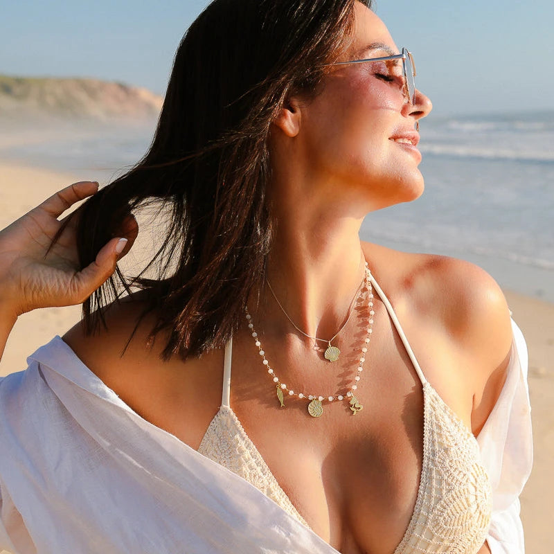 Colar Sunset em Prata Dourada com Contas Brancas