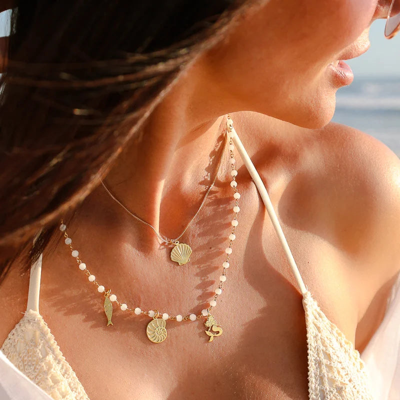 Colar Sunset em Prata Dourada com Contas Brancas