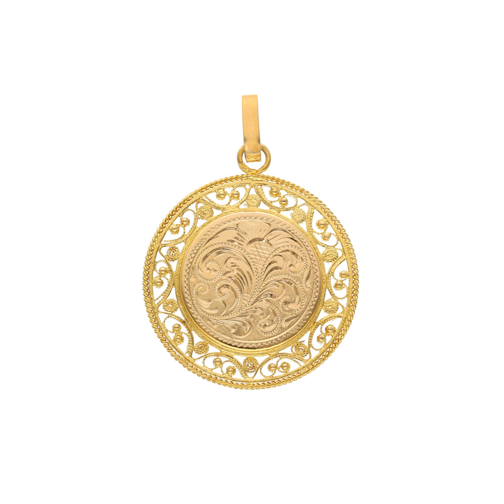 A Medalha Dona Flor em Ouro de 19,2kl é uma verdadeira obra de arte em joalharia. Criada com maestria, esta peça exibe uma intricada filigrana que forma elegantes efeitos florais, conferindo-lhe um charme inigualável.