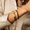 Pulseira Flor de Lotus em Aço Dourado com Flores em Madrepérola