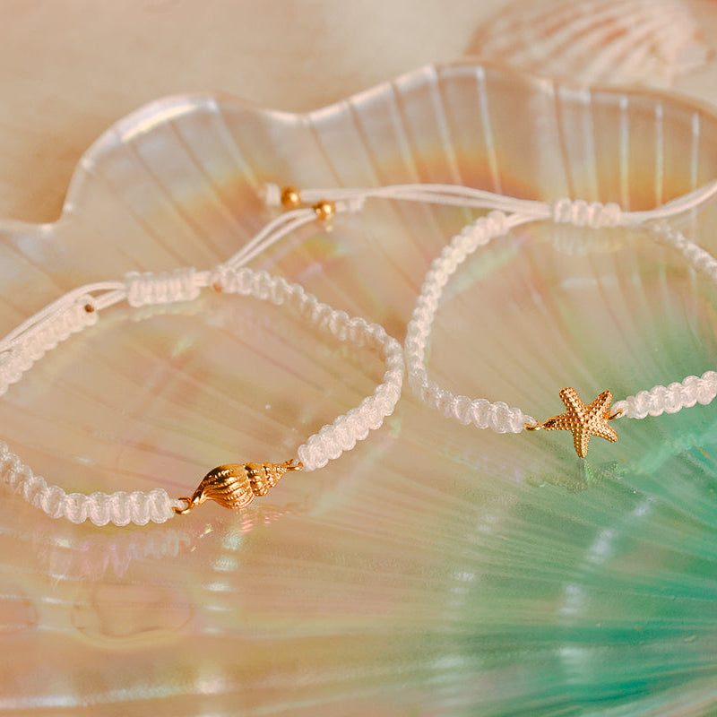 Pulseira em Nylon Branco com Buzio em Prata Dourada