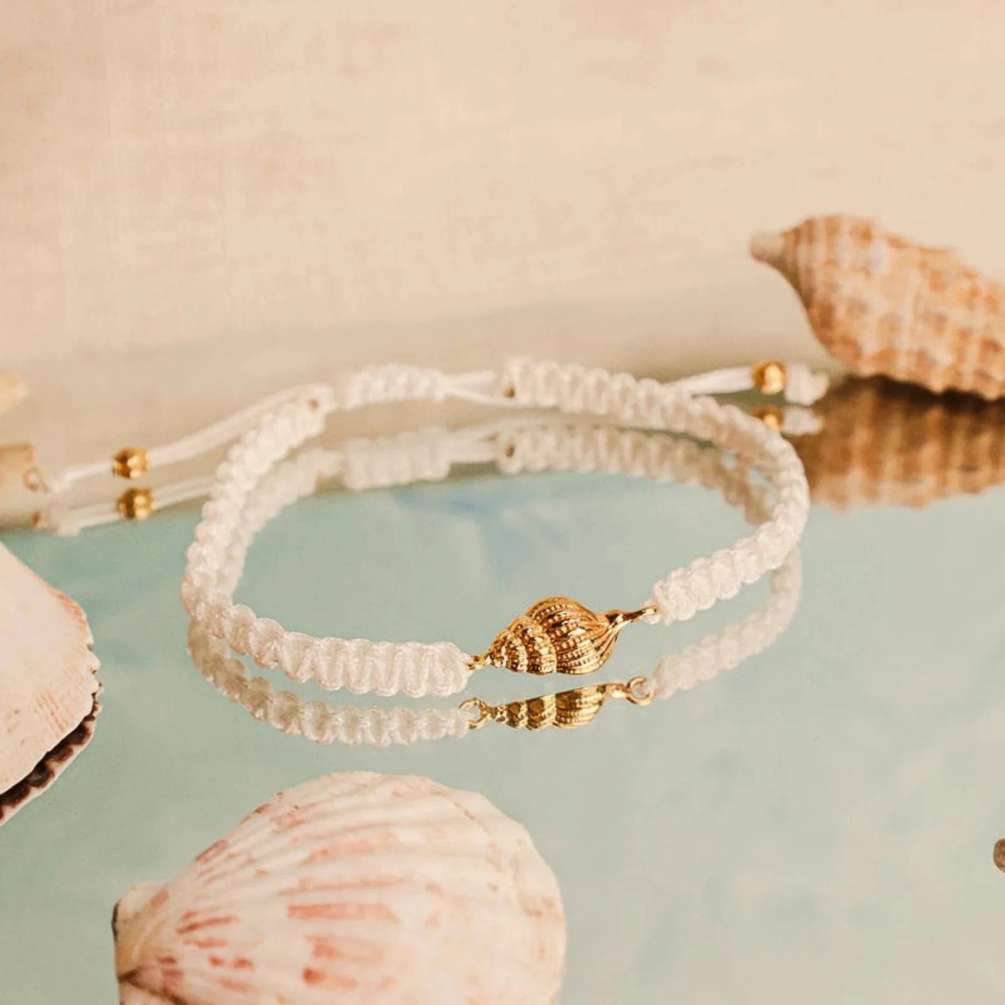 Pulseira em Nylon Branco com Búzio em Prata Dourada - Loja do Ouro