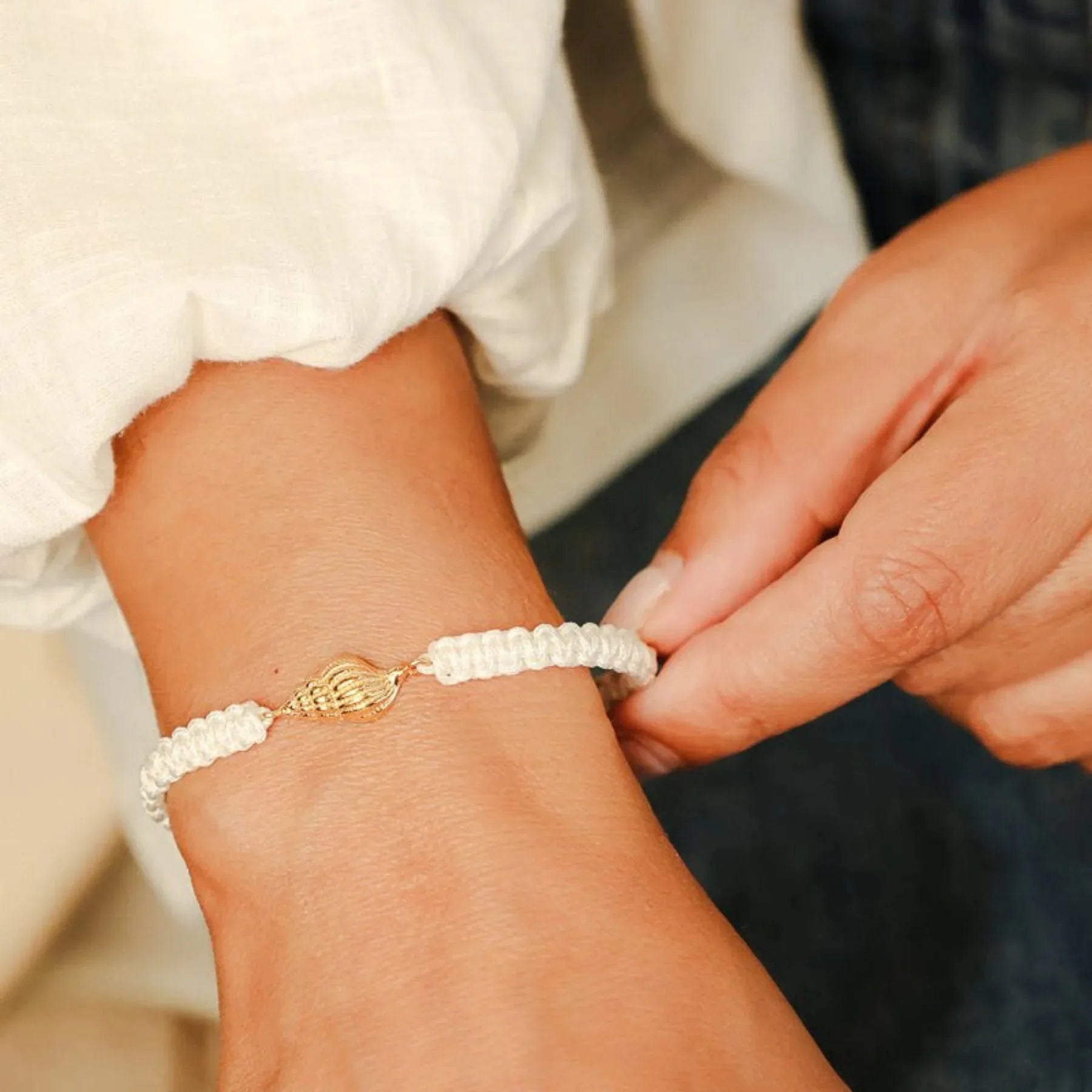 Pulseira em Nylon Branco com Búzio em Prata Dourada - Loja do Ouro
