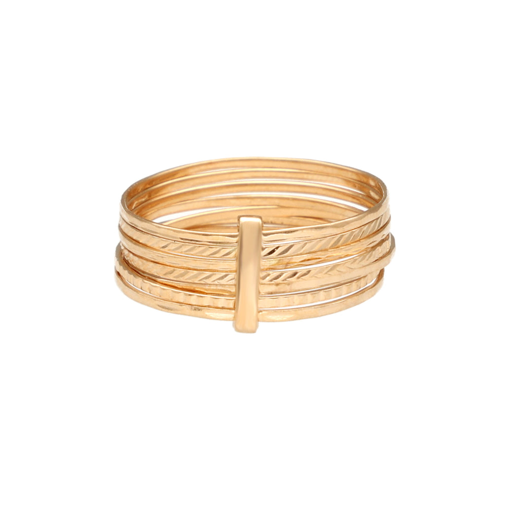 Anel Sete Escravas em Ouro de 19.2kl com aros lapidados  O Anel Sete Escravas em Ouro de 19.2kl com Aros Lapidados é uma peça de joalharia que combina a beleza atemporal do ouro com um design lapidado que adiciona um toque de sofisticação. Esta peça é uma declaração de elegância e estilo.