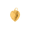 A Medalha Coração em Ouro com Motivos Florais é uma verdadeira obra de arte. Os seus delicados detalhes florais acrescentam um toque de beleza e romantismo à peça.  Esta medalha é perfeita para ser usada como pendente num fio, permitindo criar um look clássico e cheio de elegância. 