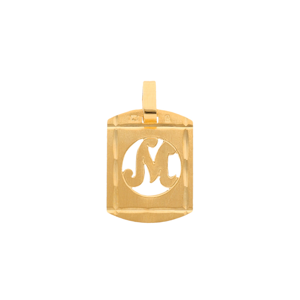 A Medalha Letra M em Ouro de 19.2kl é mais do que uma peça de joalharia, é uma declaração pessoal de estilo e identidade. Esta medalha é perfeita para as mulheres que apreciam a joalharia que vai além do mero adorno. É uma peça que permite que a sua individualidade brilhe, seja como uma representação do seu nome ou como um símbolo de algo significativo na sua vida.