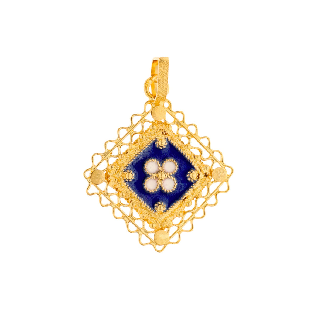 Esta Medalha em Ouro de 19.2kl é uma obra-prima que combina a riqueza do ouro com a delicadeza dos motivos florais em esmalte colorido e os detalhes elegantes dos caramujos. Esta peça é muito mais do que uma joia; é uma expressão de beleza, tradição e sofisticação. Uma peça tradicional da ourivesaria nacional, inspirada na tradição dos azulejos portugueses.