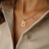 Medalha Letra M em Ouro 19kl com Efeito Raiado (1.5cm)