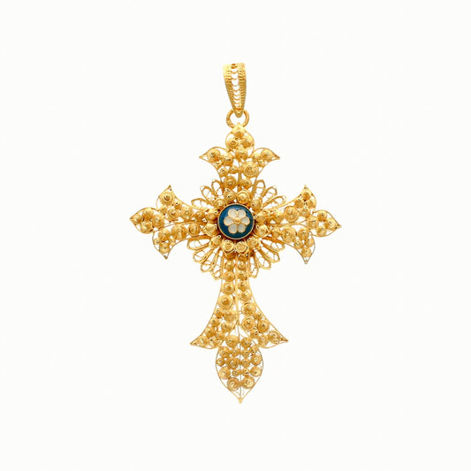Cruz em ouro de 19 quilates, ricamente trabalhada em delicada filigrana, revelando um cuidado artesanal em cada detalhe. 