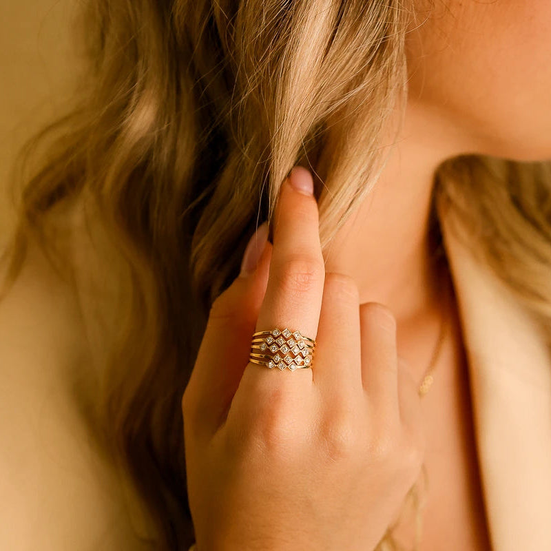 Anel com Cinco Aros em Ouro 19kl com Diamantes (T15)