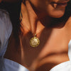 A Medalha Dona Flor em Ouro de 19,2kl é uma verdadeira obra de arte em joalharia. Criada com maestria, esta peça exibe uma intricada filigrana que forma elegantes efeitos florais, conferindo-lhe um charme inigualável.