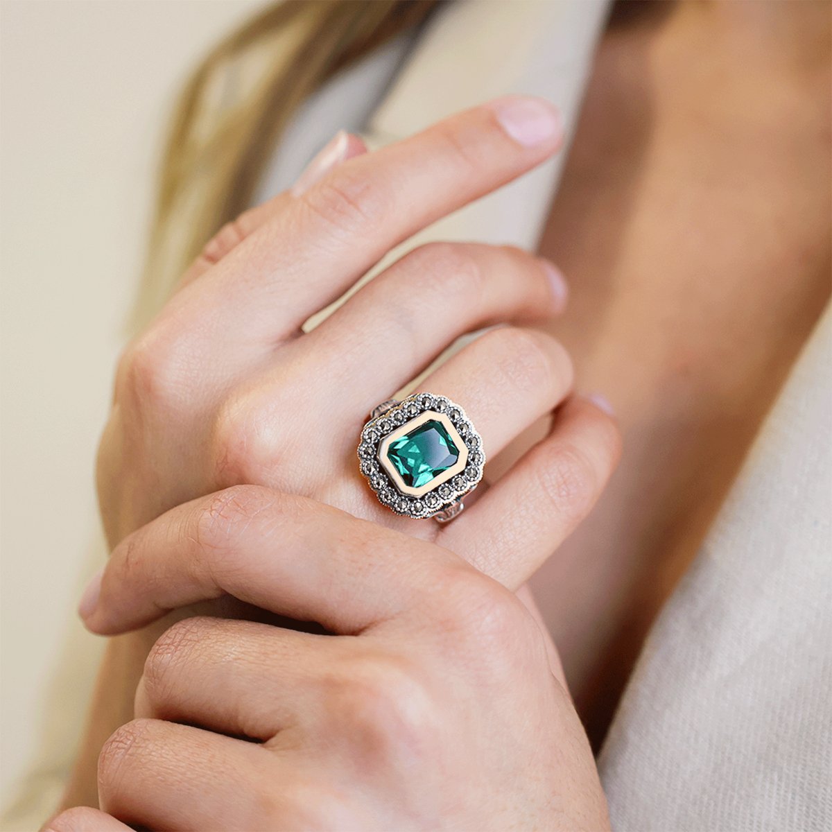 Anillo D. Luísa en plata y oro de 9 kl con marcassitas y piedra verde - Gold Store Premium