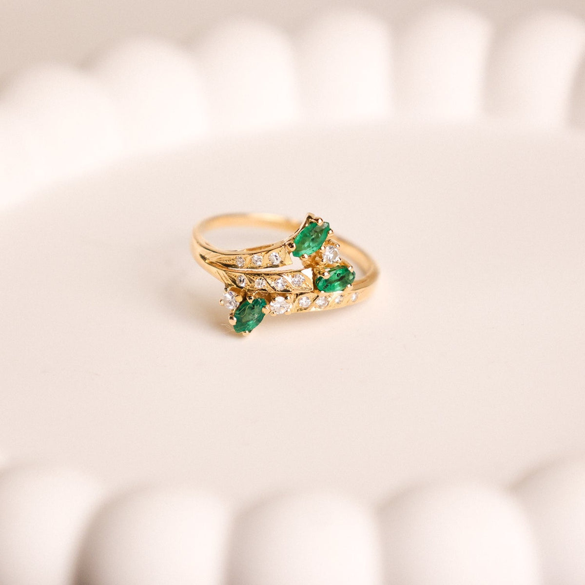 Anillo de oro de 19 kl con esmeraldas y circonias (T17) - Gold Store Premium