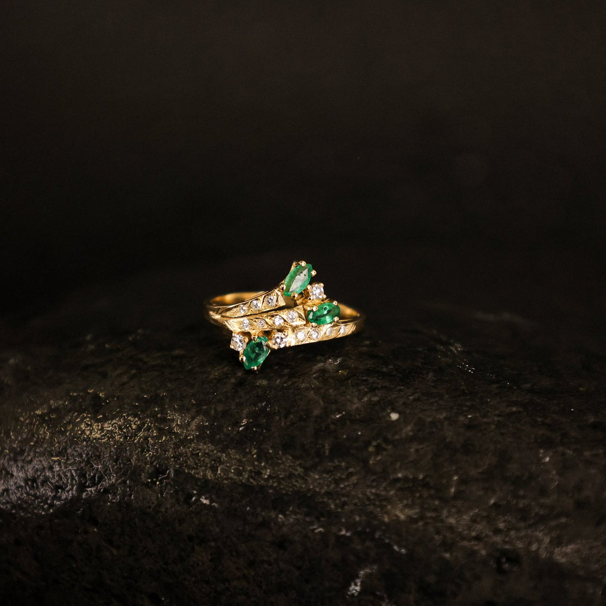 Anillo de oro de 19 kl con esmeraldas y circonias (T17) - Gold Store Premium