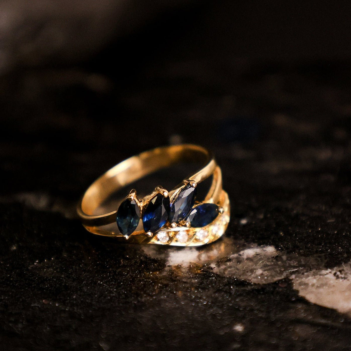 Anillo de oro de 19 kl con zafiros y diamantes (T16) - Gold Store Premium