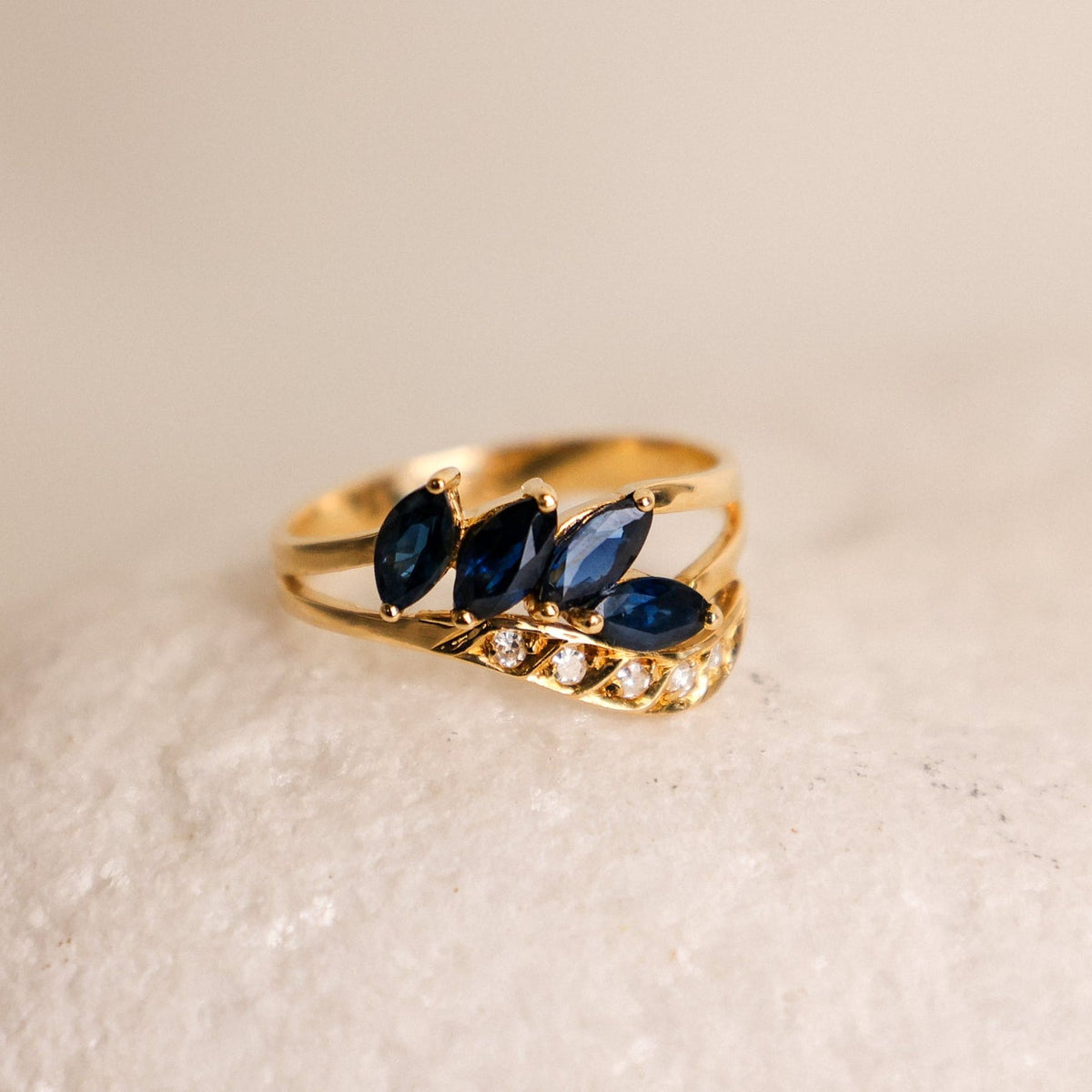 Anillo de oro de 19 kl con zafiros y diamantes (T16) - Gold Store Premium