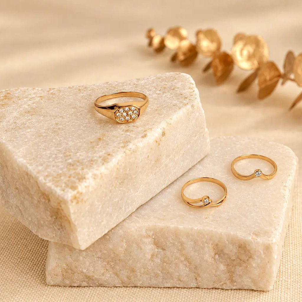 Anel em ouro de 19kl com zircónias, no bloco superior de uma composição com outros anéis