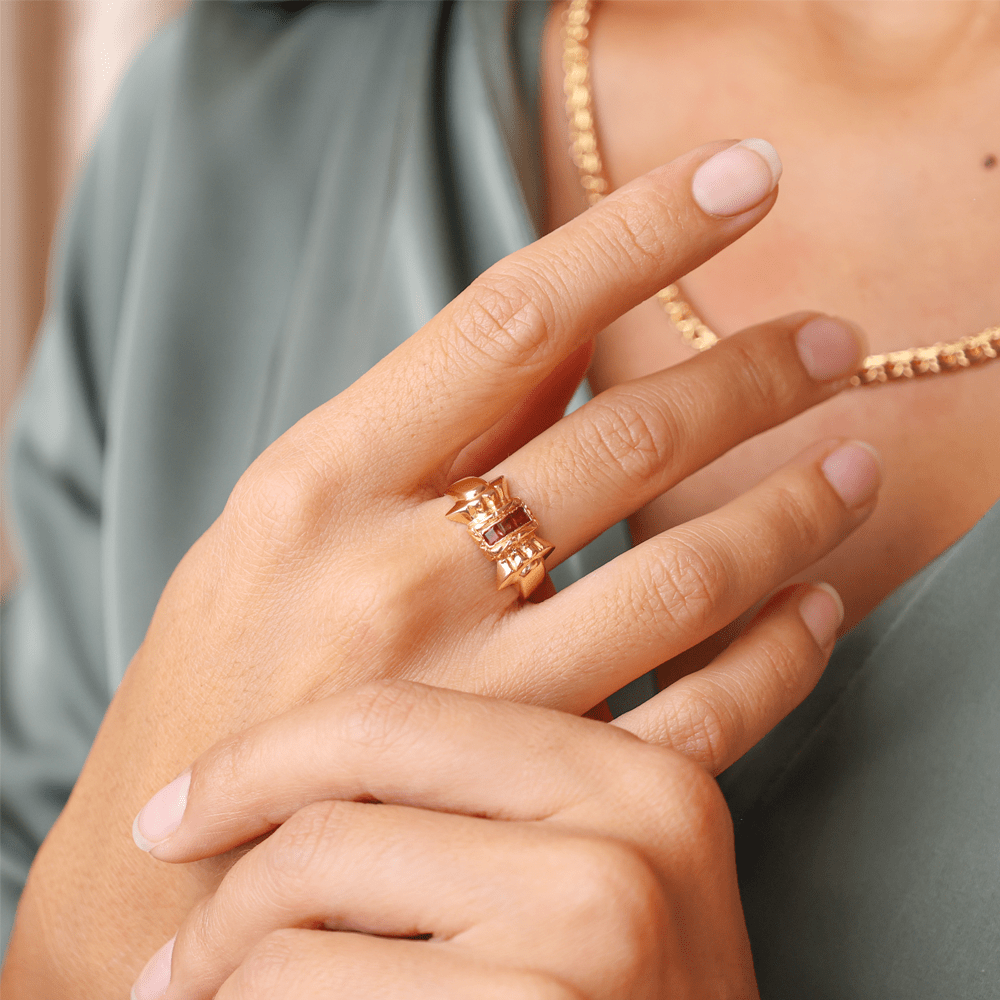 Anillo de oro de 19 kl con forma de lazo rubí (T17) - Gold Store Premium