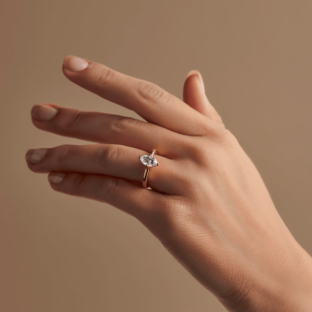 Anel em Prata Dourada com Zircão Talhe Marquesa - Loja do Ouro