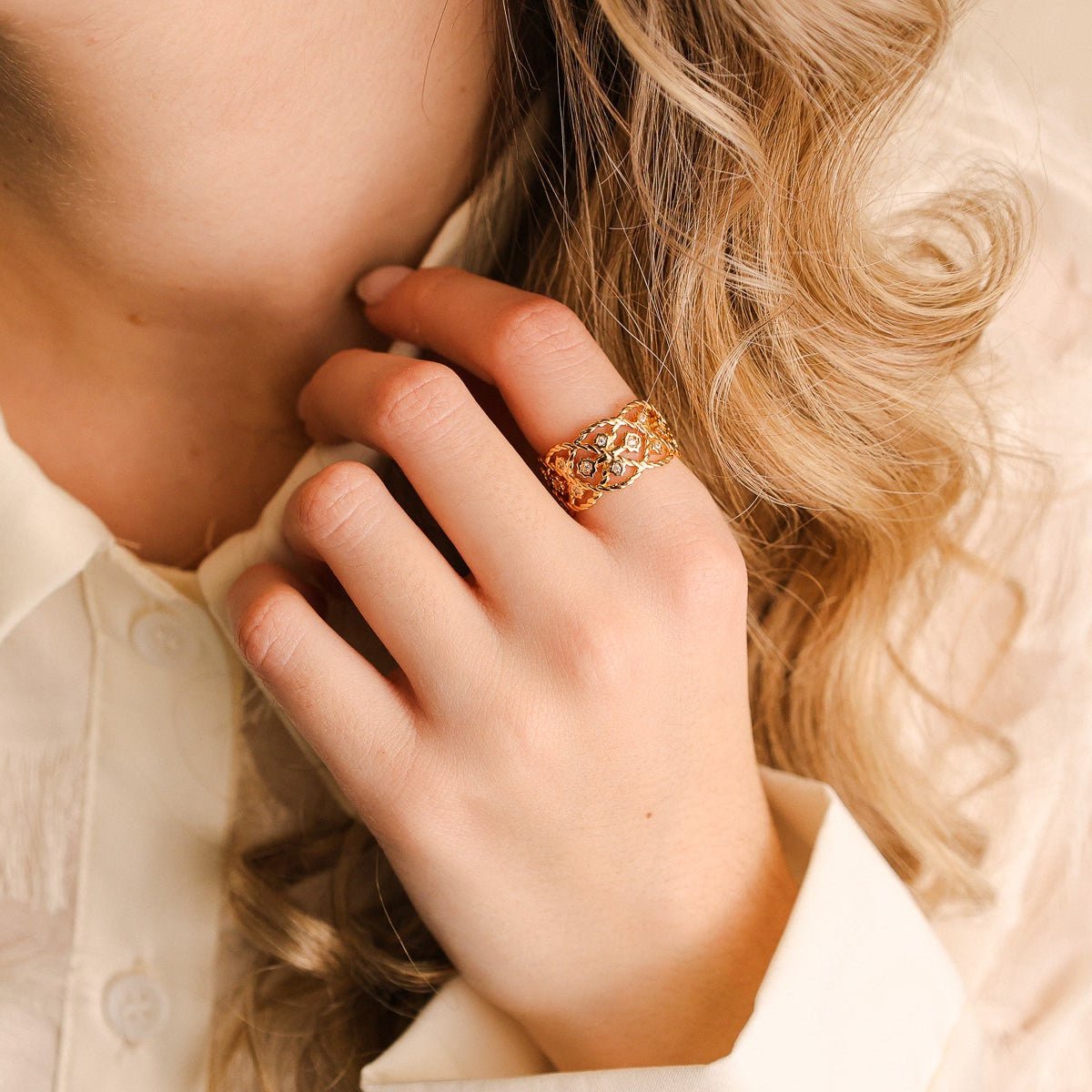 Anel Entrelaçado em Prata Dourada com Zircónias - Loja do Ouro