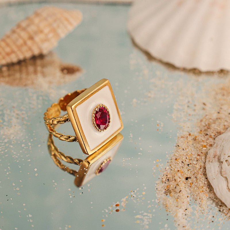 Anel Equinocio em Prata Dourada com Esmalte Branco e Zircão Rubi - Loja do Ouro