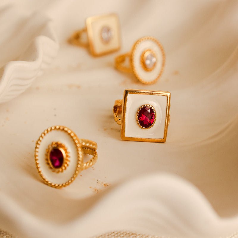 Anel Equinocio em Prata Dourada com Esmalte Branco e Zircão Rubi - Loja do Ouro