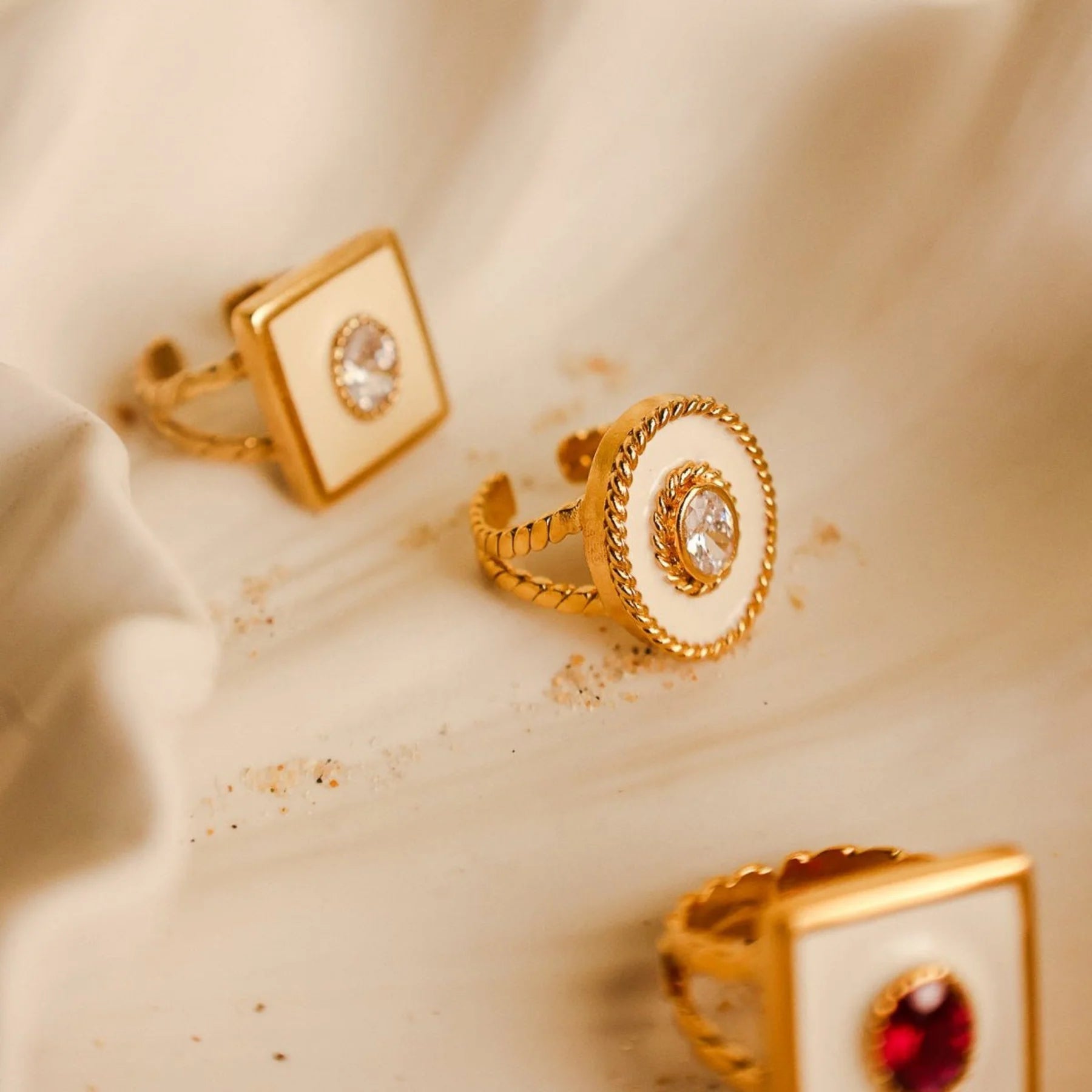 Anel Equinocio em Prata Dourada com Zircão e Esmalte Branco - Loja do Ouro