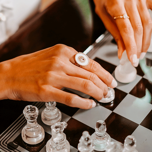 Anel Equinocio em Prata Dourada com Zircão e Esmalte Branco - Loja do Ouro