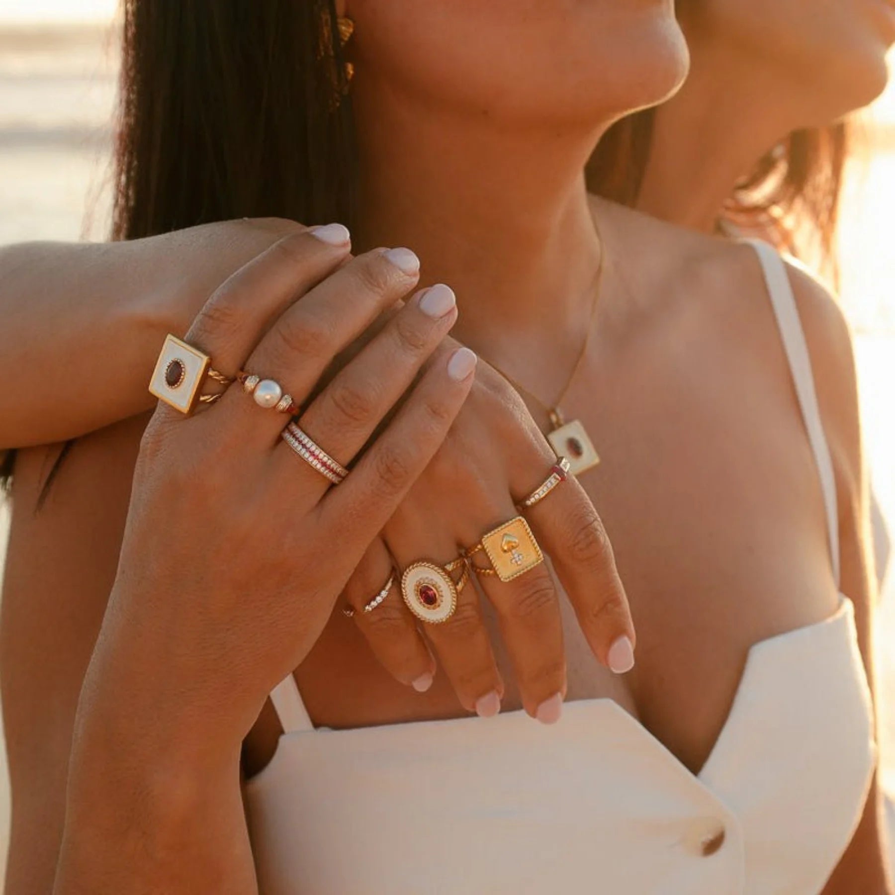 Anel Equinocio em Prata Dourada com Zircão Rosa e Esmalte Branco - Loja do Ouro