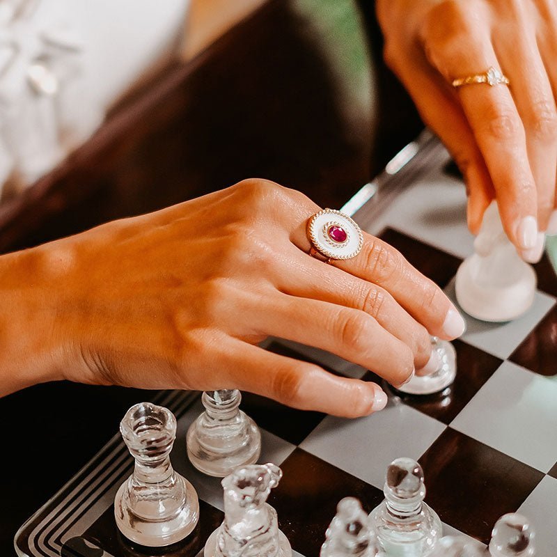 Anel Equinocio em Prata Dourada com Zircão Rosa e Esmalte Branco - Loja do Ouro