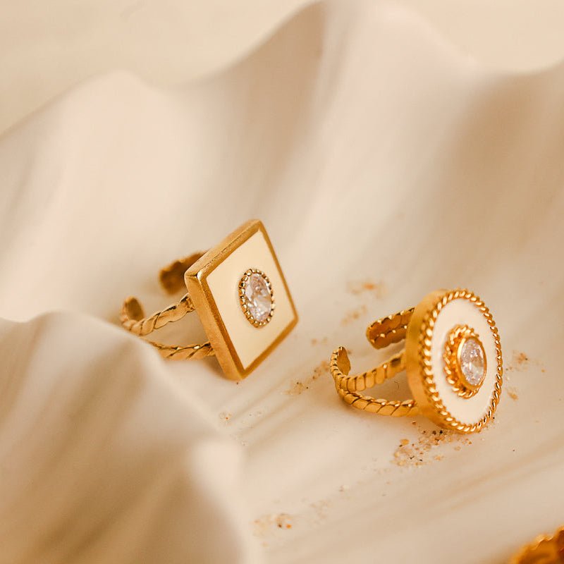 Anel Equinocio em Prata Dourada e Esmalte Branco - Loja do Ouro