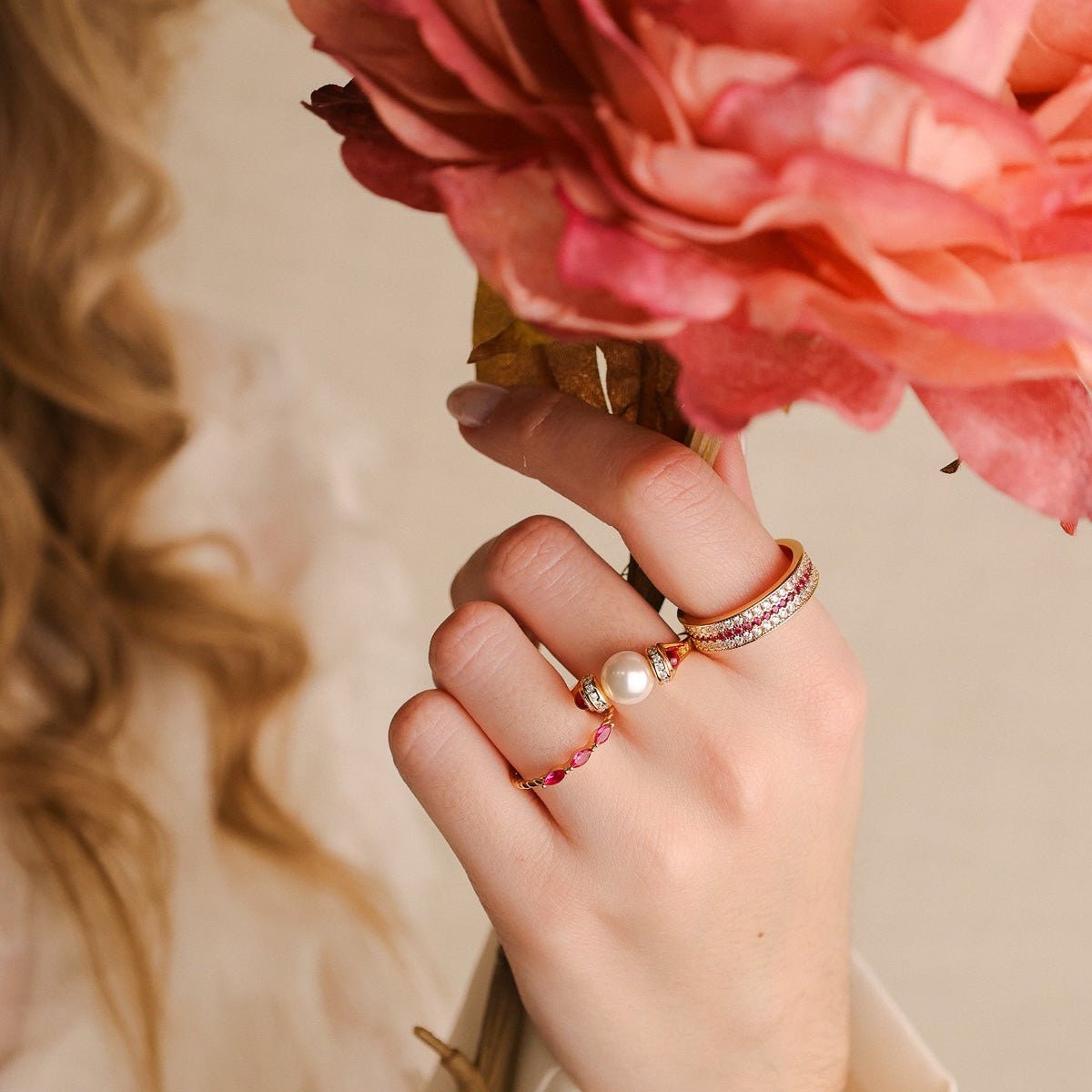 Anel Fino em Prata Dourada com Zircónias Rosa - Loja do Ouro