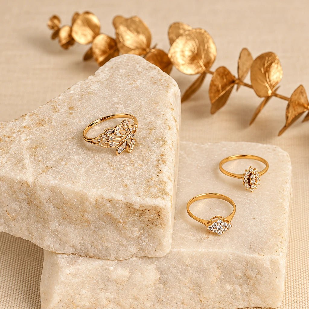 Anel folha em ouro de 19kl com diamantes, no bloco superior de uma composição com outros anéis