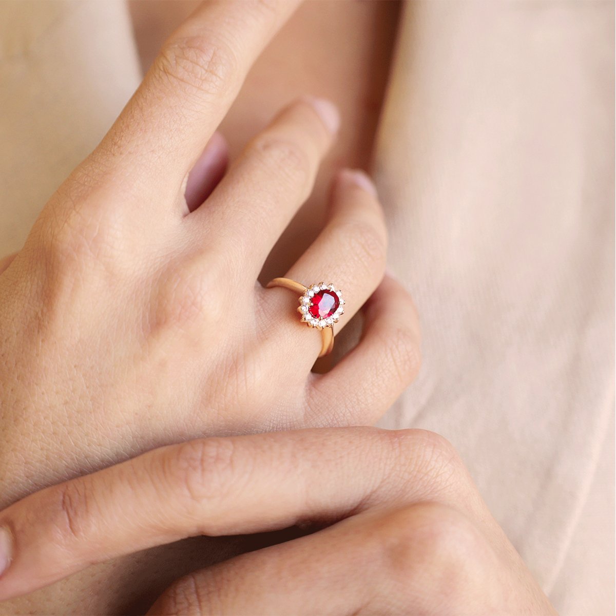 Anillo Lady Aurora en oro 19kl con piedra roja y circonia - Gold Store Premium