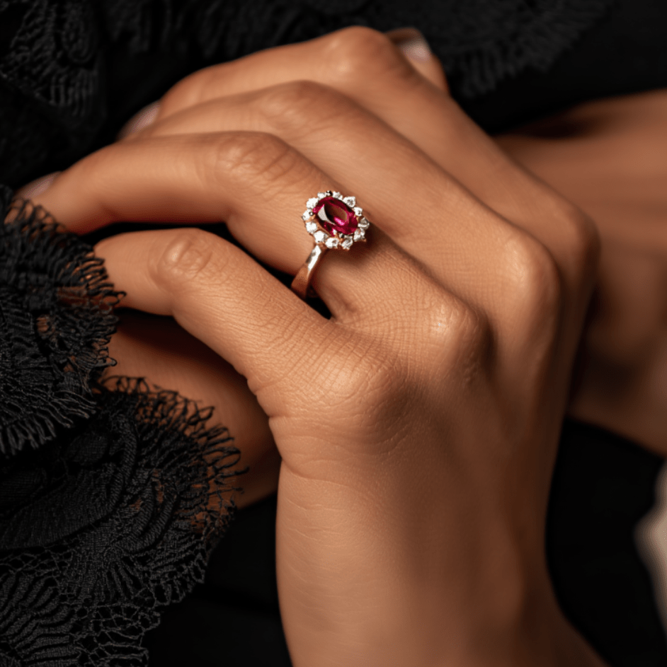 Anillo Lady Aurora en oro 19kl con piedra roja y circonia - Gold Store Premium