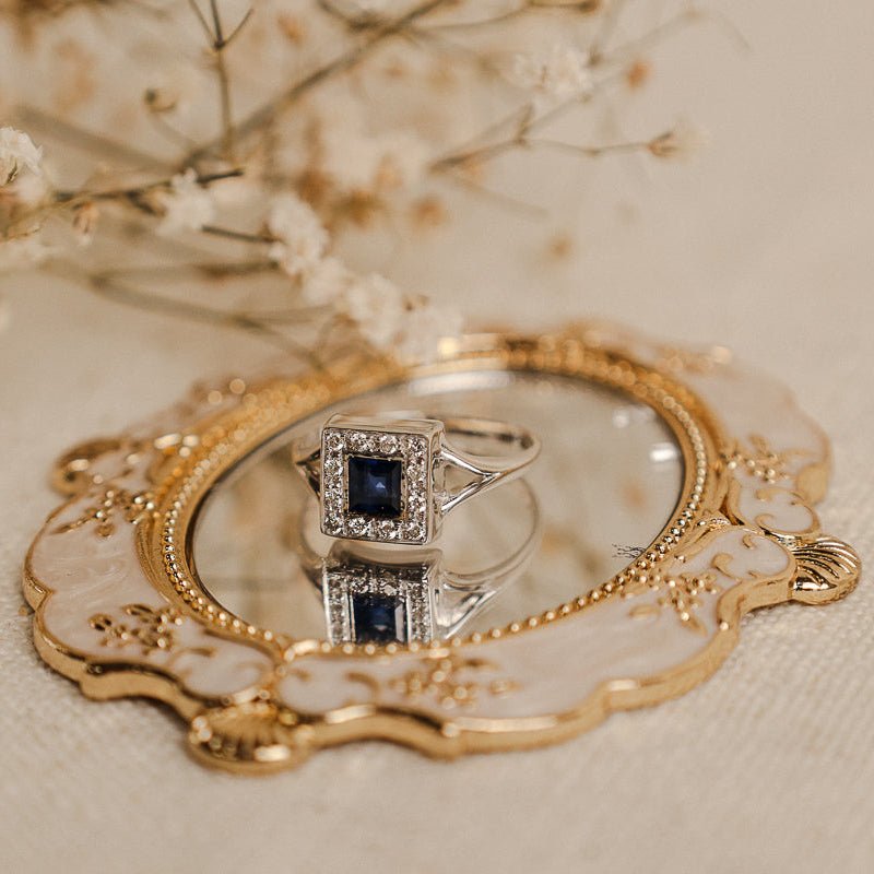 Anel Quadrado em Ouro Branco 19KL com Safira e Diamantes - Loja do Ouro