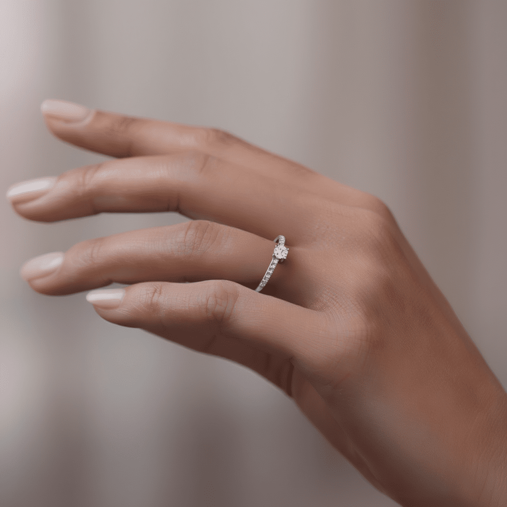 Anel Solitário em Ouro Branco de 19kl com Diamantes (T15) - Loja do Ouro