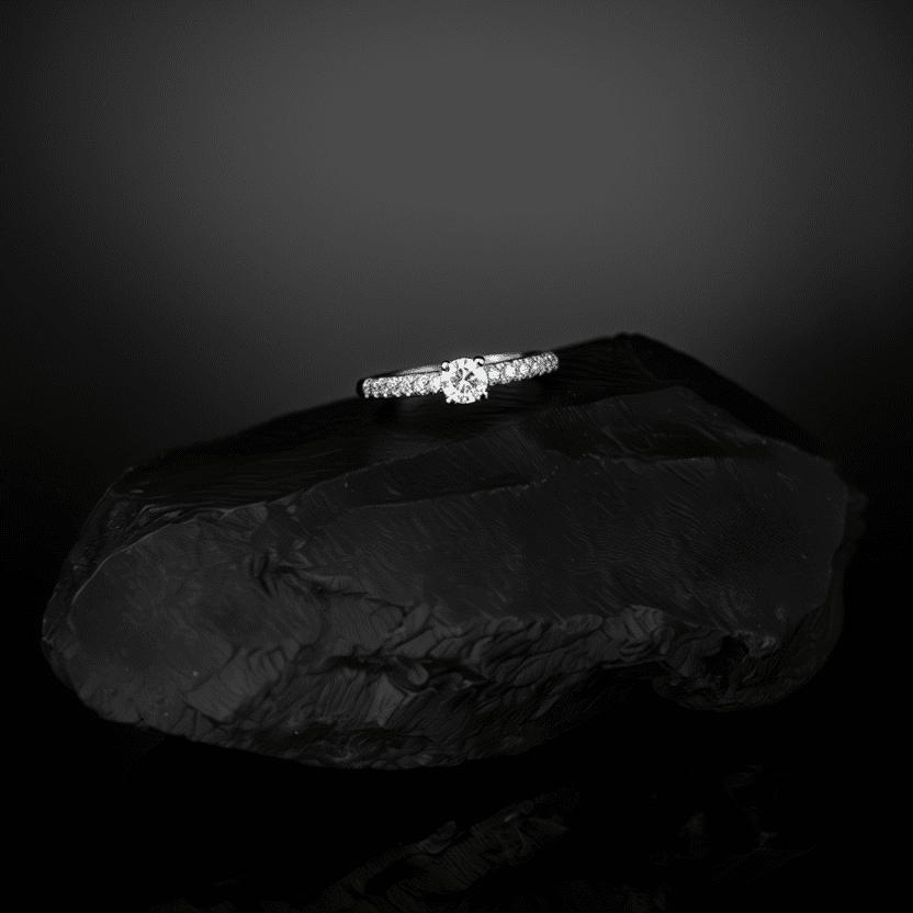 Anel Solitário em Ouro Branco de 19kl com Diamantes (T15) - Loja do Ouro