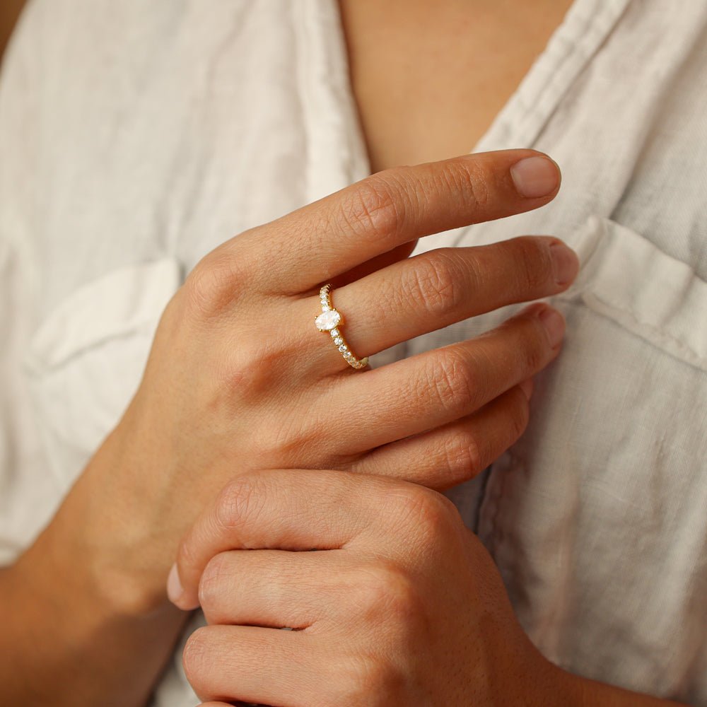 Anel Solitário em Prata Dourada com Zircónia Oval - Loja do Ouro