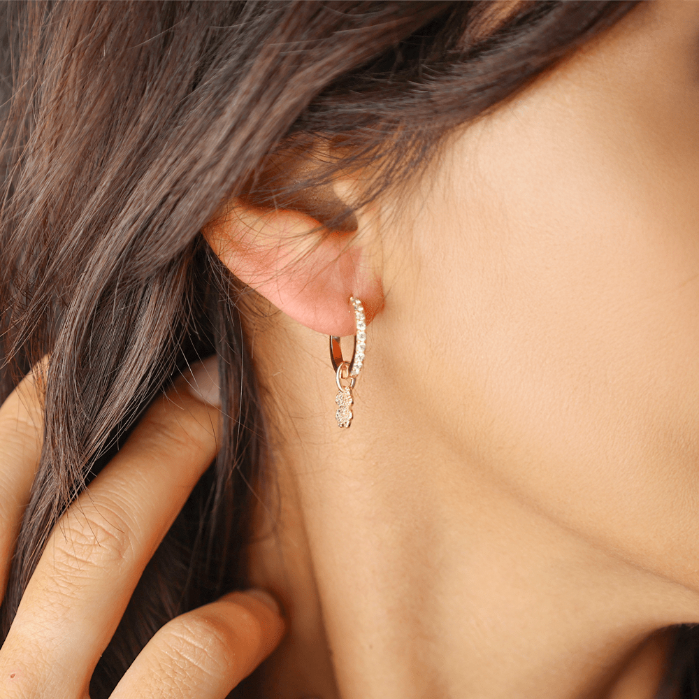 Aros de oro de 19 kl con trébol y circonia (1